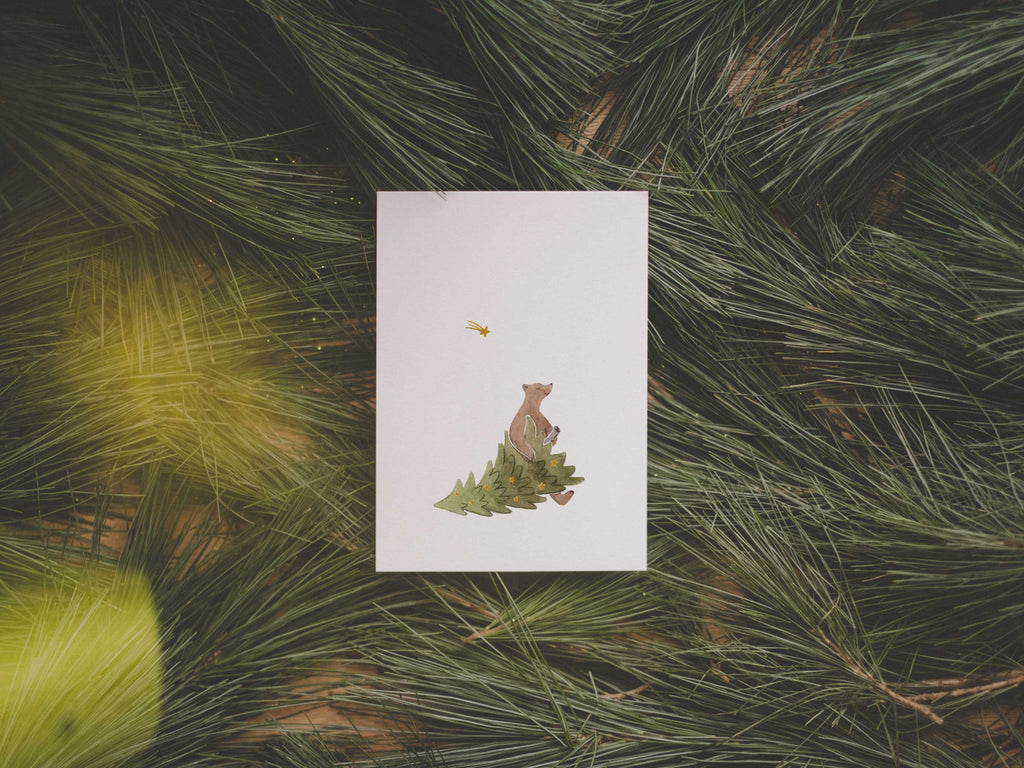 Bär mit Weihnachtsbaum | Postkarte